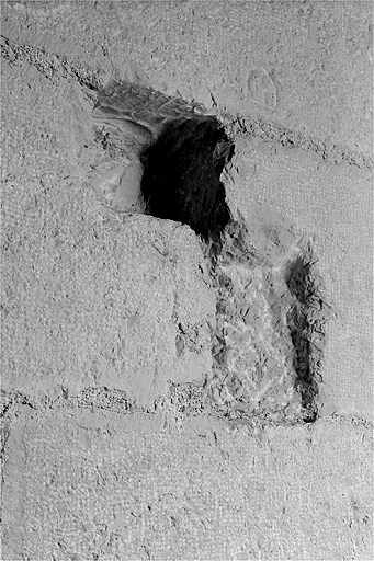 Trou de boulin dans la neuvième travée sud de la coursière de l'abside. © Jérôme Mongreville / Région Bourgogne-Franche-Comté, Inventaire du patrimoine - 1997