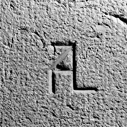 Traces de boucharde et signe lapidaire dans la septième travée de la coursière du collatéral sud. © Jérôme Mongreville / Région Bourgogne-Franche-Comté, Inventaire du patrimoine - 1997