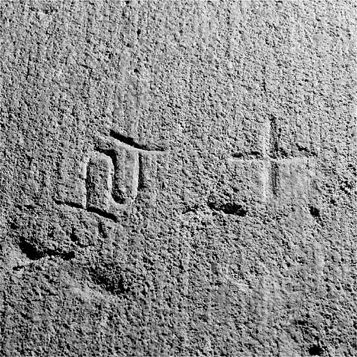 Traces de bretture et signe lapidaire dans la cinquième travée nord de la coursière du vaisseau central. © Jérôme Mongreville / Région Bourgogne-Franche-Comté, Inventaire du patrimoine - 1997