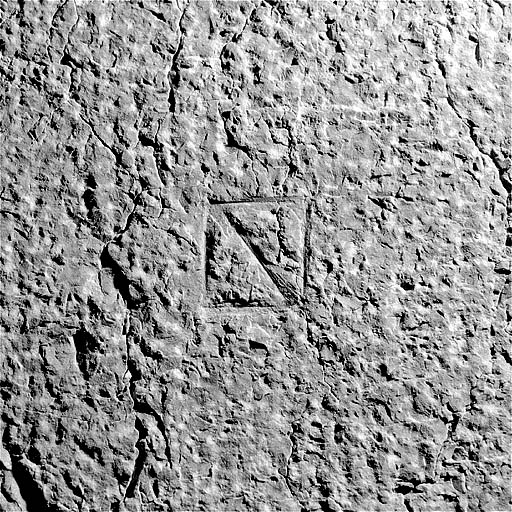 Traces de boucharde et signe lapidaire dans la onzième travée sud de la coursière de l'abside. © Jérôme Mongreville / Région Bourgogne-Franche-Comté, Inventaire du patrimoine - 1997