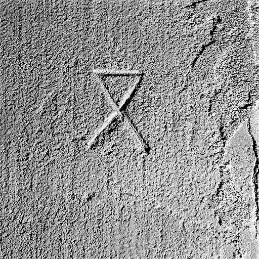 Traces de bretture et signe lapidaire dans la septième travée sud de la coursière du vaisseau central. © Jérôme Mongreville / Région Bourgogne-Franche-Comté, Inventaire du patrimoine - 1997