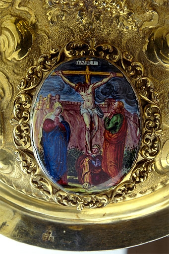 Médaillon du pied : la Crucifixion. © Jérôme Mongreville / Région Bourgogne-Franche-Comté, Inventaire du patrimoine - 1997