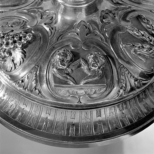 Médaillon du pied : têtes d'angelots. © Jérôme Mongreville / Région Bourgogne-Franche-Comté, Inventaire du patrimoine - 1997