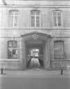 Hôtel et immeuble : façade antérieure du logis principal, détail du portail d'entrée. © Yves Sancey / Région Bourgogne-Franche-Comté, Inventaire du patrimoine - 1998