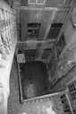 Immeuble : détail de la cour depuis le haut de l'escalier extérieur. © Yves Sancey / Région Bourgogne-Franche-Comté, Inventaire du patrimoine - 1998
