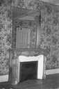 Immeuble : intérieur : détail d'une cheminée avec glace du premier étage. © Yves Sancey / Région Bourgogne-Franche-Comté, Inventaire du patrimoine - 1998