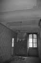 Immeuble, intérieur : détail d'une pièce du premier étage avec une fenêtre. © Yves Sancey / Région Bourgogne-Franche-Comté, Inventaire du patrimoine - 1998