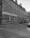 Hôtel et immeuble : logis secondaire donnant place Pâris : vue éloignée de trois quarts gauche. © Yves Sancey / Région Bourgogne-Franche-Comté, Inventaire du patrimoine - 1998