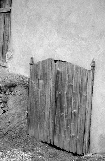 Ferme située rue des Vergers, cadastrée 1972 AB 62 : la porte de l'écurie. © Liliane Hamelin / Région Bourgogne-Franche-Comté, Inventaire du patrimoine - 1998