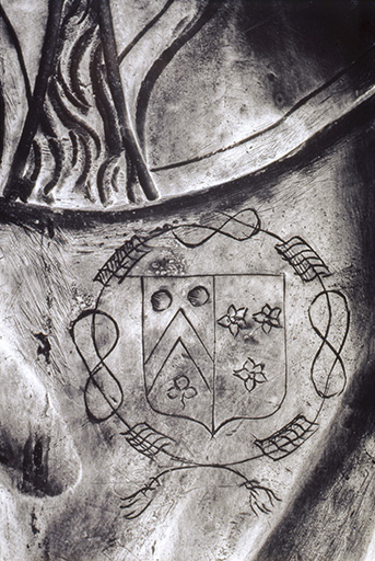 Détail : les armes, au revers, sur l'épaule droite de la Vierge. © Yves  Sancey (reproduction) / Région Bourgogne-Franche-Comté, Inventaire du patrimoine - 1998 Détail : les armes, au revers, sur l'épaule droite de la Vierge. © Yves  Sancey (reproduction) / Région Bourgogne-Franche-Comté, Inventaire du patrimoine - 1998