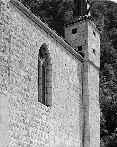 Détail du parement extérieur à l'extrémité du collatéral sud (partie supérieure). © Jérôme Mongreville / Région Bourgogne-Franche-Comté, Inventaire du patrimoine - 1998