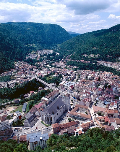 Vue générale de l'église depuis le belvédère de l'Ermitage. © Jérôme Mongreville / Région Bourgogne-Franche-Comté, Inventaire du patrimoine - 1998