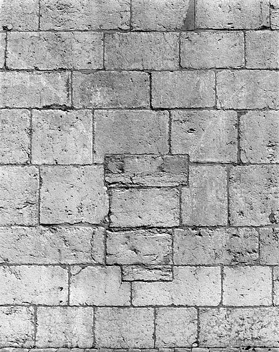 Vestiges du cloître sur le flanc sud : détail des retombées des arcades de la galerie. © Jérôme Mongreville / Région Bourgogne-Franche-Comté, Inventaire du patrimoine - 1998