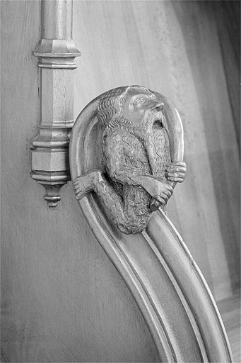 Appui-main entre la treizième et la quatorzième stalle basse, vue de trois quarts. © Jérôme Mongreville / Région Bourgogne-Franche-Comté, Inventaire du patrimoine - 1998