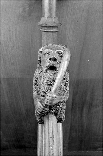 Appui-main entre la treizième et la quatorzième stalle basse, vue de face. © Jérôme Mongreville / Région Bourgogne-Franche-Comté, Inventaire du patrimoine - 1998