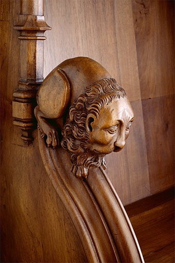 Appui-main entre la neuvième et la dixième stalle basse, vue de trois quarts. © Jérôme Mongreville / Région Bourgogne-Franche-Comté, Inventaire du patrimoine - 1998