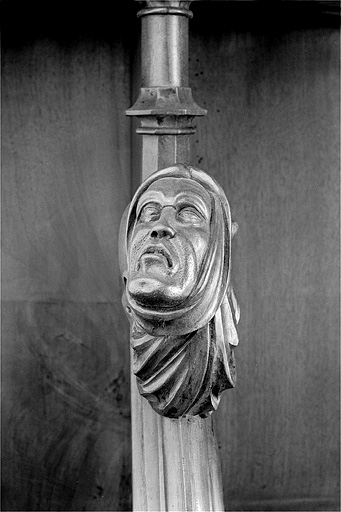 Appui-main entre la huitième et la neuvième stalle basse, vue de face. © Jérôme Mongreville / Région Bourgogne-Franche-Comté, Inventaire du patrimoine - 1998