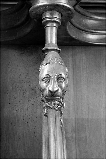 Appui-main entre la neuvième et la dixième stalle basse, vue de face. © Jérôme Mongreville / Région Bourgogne-Franche-Comté, Inventaire du patrimoine - 1998