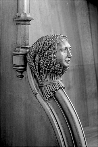 Appui-main entre la dixième et la onzième stalle basse, vue de trois quarts. © Jérôme Mongreville / Région Bourgogne-Franche-Comté, Inventaire du patrimoine - 1998