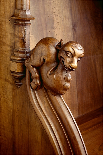 Appui-main entre la onzième et la douzième stalle basse, vue de trois quarts. © Jérôme Mongreville / Région Bourgogne-Franche-Comté, Inventaire du patrimoine - 1998