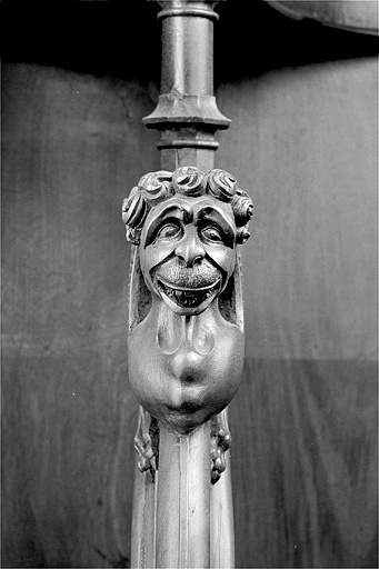 Appui-main entre la douzième et la treizième stalle basse, vue de face. © Jérôme Mongreville / Région Bourgogne-Franche-Comté, Inventaire du patrimoine - 1998
