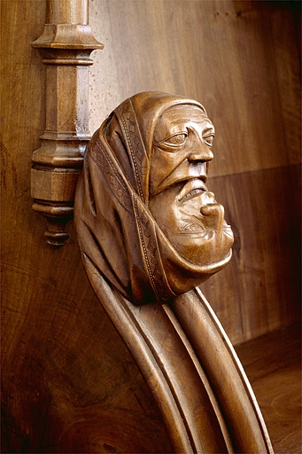 Appui-main entre la sixième et la septième stalle basse, vue de trois quarts. © Jérôme Mongreville / Région Bourgogne-Franche-Comté, Inventaire du patrimoine - 1998