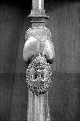 Appui-main entre la première et la deuxième stalle basse, vue de face. © Jérôme Mongreville / Région Bourgogne-Franche-Comté, Inventaire du patrimoine - 1998