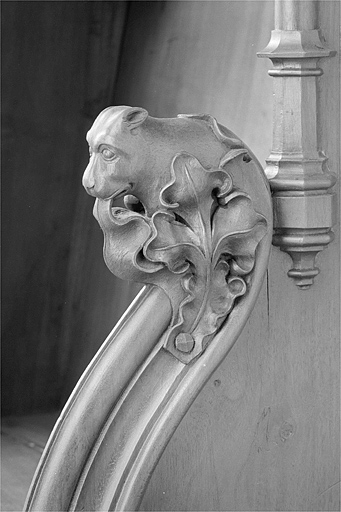 Appui-main entre la troisième et la quatrième stalle basse, vue de trois quarts. © Jérôme Mongreville / Région Bourgogne-Franche-Comté, Inventaire du patrimoine - 1998