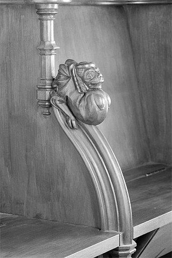 Appui-main entre la treizième et la quatorzième stalle basse, vue de trois quarts. © Jérôme Mongreville / Région Bourgogne-Franche-Comté, Inventaire du patrimoine - 1998