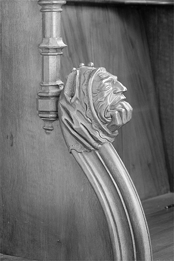 Appui-main entre la septième et la huitième stalle basse, vue de trois quarts gauche. © Jérôme Mongreville / Région Bourgogne-Franche-Comté, Inventaire du patrimoine - 1998