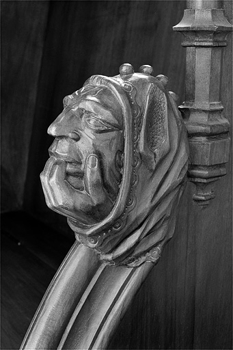 Appui-main entre la septième et la huitième stalle basse, vue de trois quarts droit. © Jérôme Mongreville / Région Bourgogne-Franche-Comté, Inventaire du patrimoine - 1998