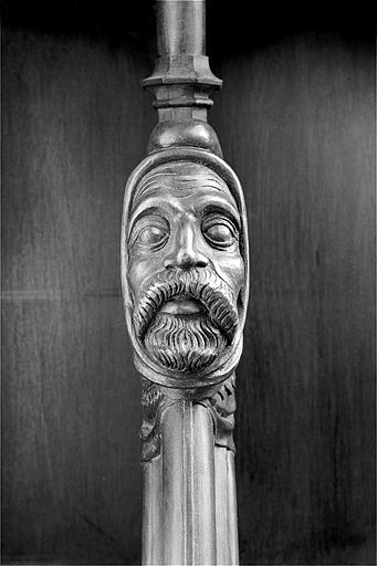 Appui-main entre la quatrième et la cinquième stalle basse, vue de face. © Jérôme Mongreville / Région Bourgogne-Franche-Comté, Inventaire du patrimoine - 1998