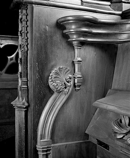 Appui-main à gauche de la seizième stalle basse, vue générale du revers de la jouée. © Jérôme Mongreville / Région Bourgogne-Franche-Comté, Inventaire du patrimoine - 1998