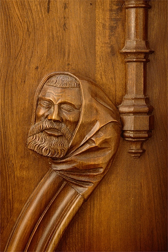 Appui-main à gauche de la huitième stalle basse. © Jérôme Mongreville / Région Bourgogne-Franche-Comté, Inventaire du patrimoine - 1998