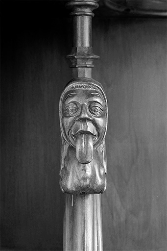 Appui-main entre la sixième et la septième stalle basse, vue de face. © Jérôme Mongreville / Région Bourgogne-Franche-Comté, Inventaire du patrimoine - 1998