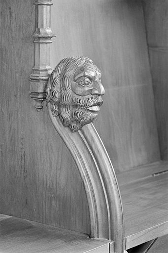 Appui-main entre la treizième et la quatorzième stalle basse, vue de trois quarts gauche. © Jérôme Mongreville / Région Bourgogne-Franche-Comté, Inventaire du patrimoine - 1998