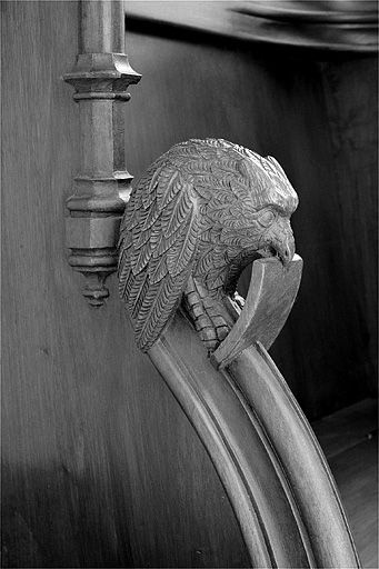 Appui-main entre la cinquième et la sixième stalle basse, vue de trois quarts gauche. © Jérôme Mongreville / Région Bourgogne-Franche-Comté, Inventaire du patrimoine - 1998