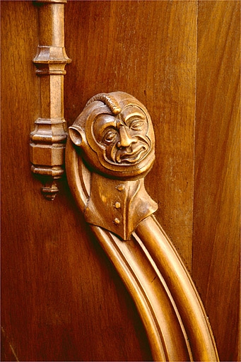 Appui-main à droite de la première stalle basse, vue de trois quarts. © Jérôme Mongreville / Région Bourgogne-Franche-Comté, Inventaire du patrimoine - 1998