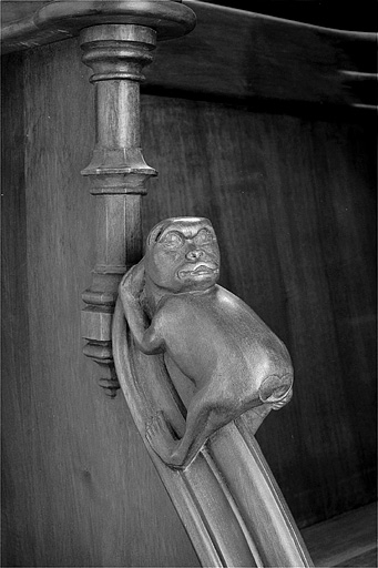 Appui-main entre la neuvième et la dixième stalle basse, vue de trois quarts gauche. © Jérôme Mongreville / Région Bourgogne-Franche-Comté, Inventaire du patrimoine - 1998