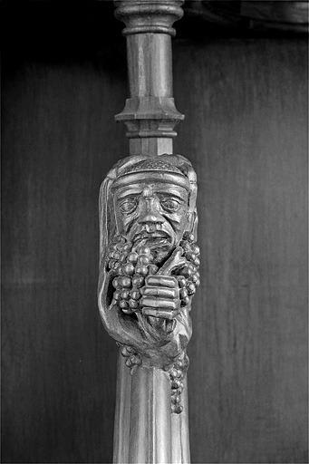 Appui-main entre la onzième et la douzième stalle basse, vue de face. © Jérôme Mongreville / Région Bourgogne-Franche-Comté, Inventaire du patrimoine - 1998