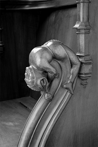 Appui-main entre la première et la deuxième stalle basse, vue de trois quarts gauche. © Jérôme Mongreville / Région Bourgogne-Franche-Comté, Inventaire du patrimoine - 1998