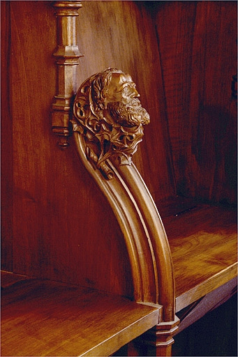 Appui-main entre la quinzième et la seizième stalle basse, vue de trois quarts gauche. © Jérôme Mongreville / Région Bourgogne-Franche-Comté, Inventaire du patrimoine - 1998