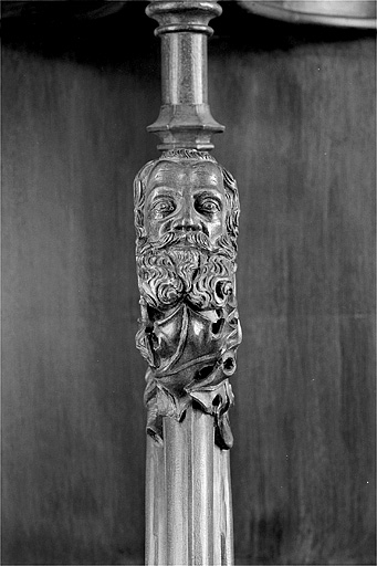 Appui-main entre la quinzième et la seizième stalle basse, vue de face. © Jérôme Mongreville / Région Bourgogne-Franche-Comté, Inventaire du patrimoine - 1998