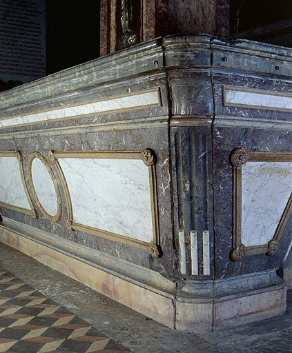 Vue de l'angle antérieur droit du tombeau de l'autel du saint Esprit. © Jérôme Mongreville / Région Bourgogne-Franche-Comté, Inventaire du patrimoine - 1998