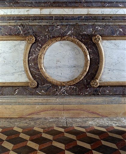 Le médaillon du devant d'autel et une partie de la plate-forme de l'autel du saint Esprit. © Jérôme Mongreville / Région Bourgogne-Franche-Comté, Inventaire du patrimoine - 1998