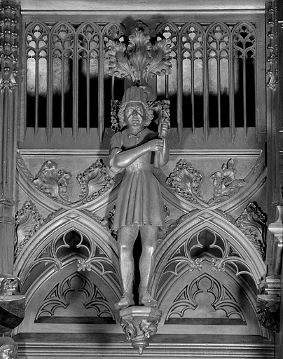 Vue de la vingt-deuxième statuette du dais : saint Edmond (?). © Jérôme Mongreville / Région Bourgogne-Franche-Comté, Inventaire du patrimoine - 1998