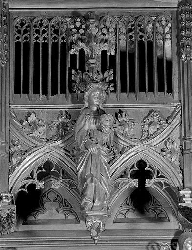 Vue de la ving et unième statuette du dais : sainte Dorothée (?). © Jérôme Mongreville / Région Bourgogne-Franche-Comté, Inventaire du patrimoine - 1998