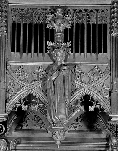 Vue de la cinquième statuette du dais : sainte Marguerite ou sainte Marthe. © Jérôme Mongreville / Région Bourgogne-Franche-Comté, Inventaire du patrimoine - 1998