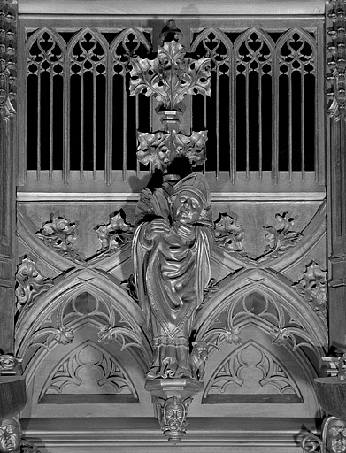 Vue de la dix-septième statuette du dais : évêque céphalophore. © Jérôme Mongreville / Région Bourgogne-Franche-Comté, Inventaire du patrimoine - 1998