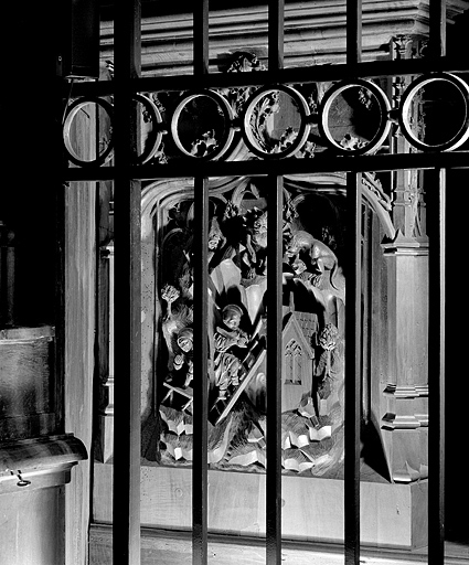 Première jouée haute : saint Romain et saint Lupicin construisant leur église. © Jérôme Mongreville / Région Bourgogne-Franche-Comté, Inventaire du patrimoine - 1998